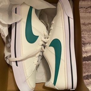 Nike court legacy 6y/w8 sail/green check blk pin stripe.